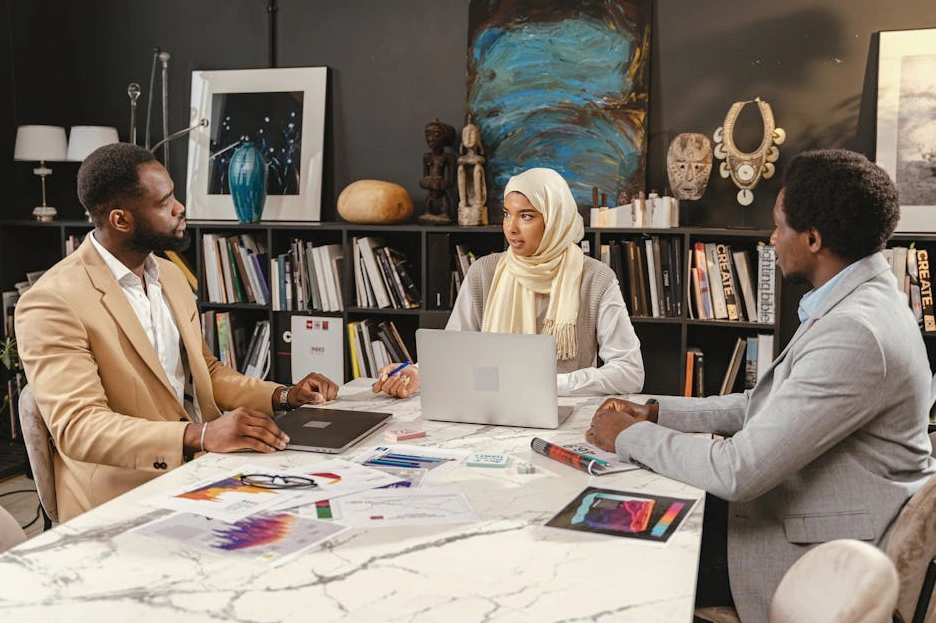 Profesjonalny menedżer prowadzący spotkanie zespołu.